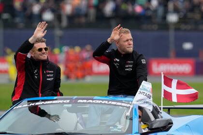 El alemán Nico Hulkenberg y su compañero Kevin Magnussen del equipo Haas saluda a los espectadores durante el Gran Premio de México el domingo 27 de octubre del 2024.(AP Foto/Moises Castillo)