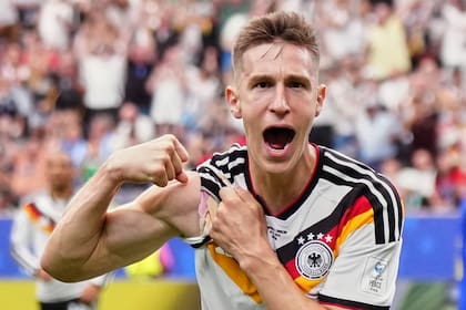 El alemán Nico Schlotterbeck celebra después de anotar el segundo gol de su equipo en el partido por el Grupo E del Mundial entre Alemania y Curazao, el domingo 14 de junio de 2026, en Houston. (AP Foto/Karen Warren)
