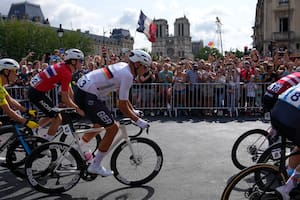 El alemán Nils Politt tuvo que frenar su recorrido durante una de las carreras.