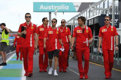 El alemán Sebastian Vettel recorre junto a miembros de Ferrari el circuito de Melbourne, escenario del primer GP del año