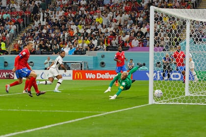 El alemán Serge Gnabry convierte el primer gol de Alemania ante Costa Rica: un tanto que por ahora no le alcanza a Alemania