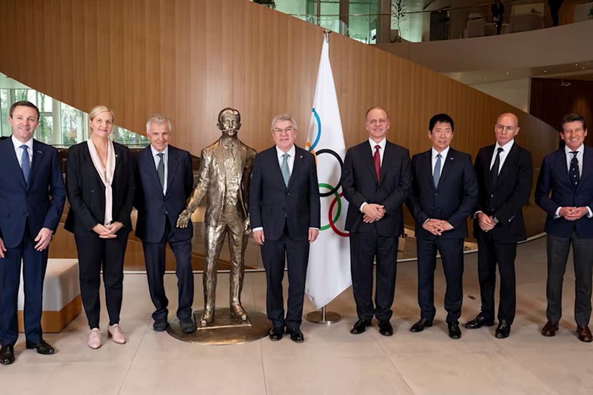 El alemán Thomas Bach (en el centro) y los siete candidatos a sucederlo en la presidencia del COI; la elección será el próximo jueves, en Grecia