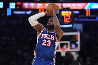Trump arremete contra LeBron James por no quedarse quieto durante interpretación del himno