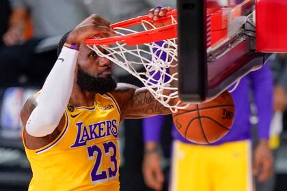 El alero de Los Angeles Lakers, LeBron James, realiza mates contra el Miami Heat durante la primera mitad del Juego 4 de las Finales de la NBA de baloncesto el martes 6 de octubre de 2020 en Lake Buena Vista, Florida