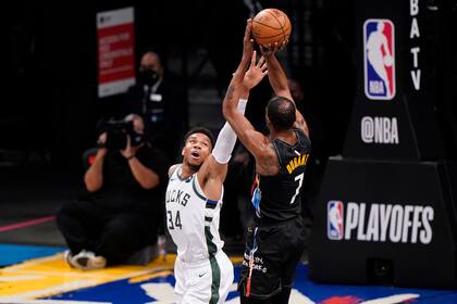 El alero de los Bucks de Milwaukee Giannis Antetokounmpo defiende al alero de los Nets de Brooklyn Kevin Durant en la primera mitad del segundo juego de la serie semifinal de la Conferencia Este de la NBA, el lunes 7 de junio de 2021, en Nueva York. (AP Foto/Kathy Willens)