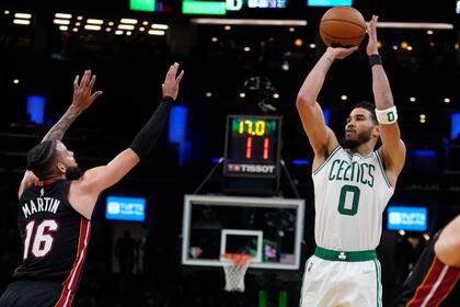 El alero de los Celtics de Boston Jayson Tatum lanza sobre el alero del Heat de Miami Caleb Martin en el juego 4 de las Finales de la Conferencia Este el lunes 23 de mayo del 2022. (AP Foto/Charles Krupa)