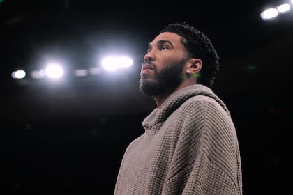 El alero de los Celtics de Boston Jayson Tatum de pie junto a la banca en un juego de la NBA el miér