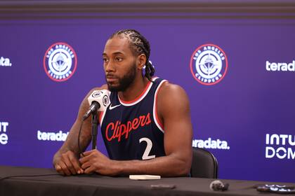 El alero de los Clippers de Los Ángeles Kawhi Leonard habla en conferencia de prensa en el día de medios del equipo el lunes 30 de septiembre del 2024. (AP Foto/Ryan Sun)