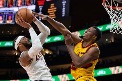 El alero de los Hawks de Atlanta Onyeka Okongwu (17) bloquea el disparo del alero de los Lakers de Los Ángeles, Carmelo Anthony, en la segunda mitad del partido del domingo 30 de enero de 2022, en Atlanta. (AP Foto/Hakim Wright Sr.)