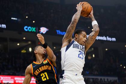 El alero de los Mavericks de Dallas, P.J. Washington (25), captura un rebote junto al escolta del Thunder de Oklahoma City, Aaron Wiggins (21), durante la primera mitad de un partido de baloncesto de la NBA, el domingo 17 de noviembre de 2024, en Oklahoma City. (AP Foto/Nate Billings)