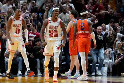 El alero del Heat de Miami Jimmy Butler celebra tras anotar en os segundos finales del encuentro ante el Thunder de Oklahoma City el martes 10 de enero del 2023. (AP Foto/Wilfredo Lee)