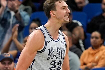 El alero del Magic de Orlando Franz Wagner celebra mientras los aficionados aplauden después de que hizo una canasta contra los Pistons de Detroit durante la primera mitad de un partido el sábado 23 de noviembre de 2024, en Orlando, Florida (AP Foto/John Raoux)