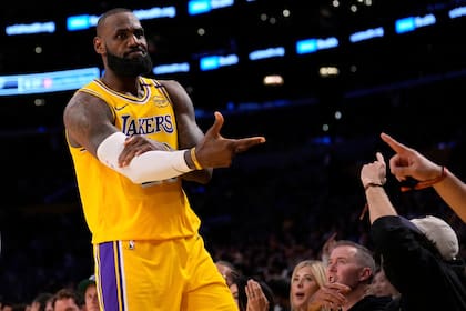 El alero LeBron James, figura de los Lakers