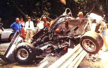 El Alfa Romeo de Patrick Depailler destrozado sobre un guardrail del circuito de Hockenheim