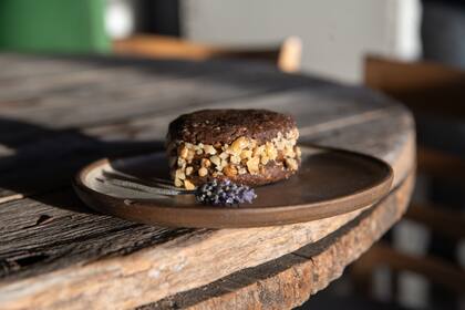 El alfajor Amelia con cacao, dulce de leche y nuez de los nogales propios
