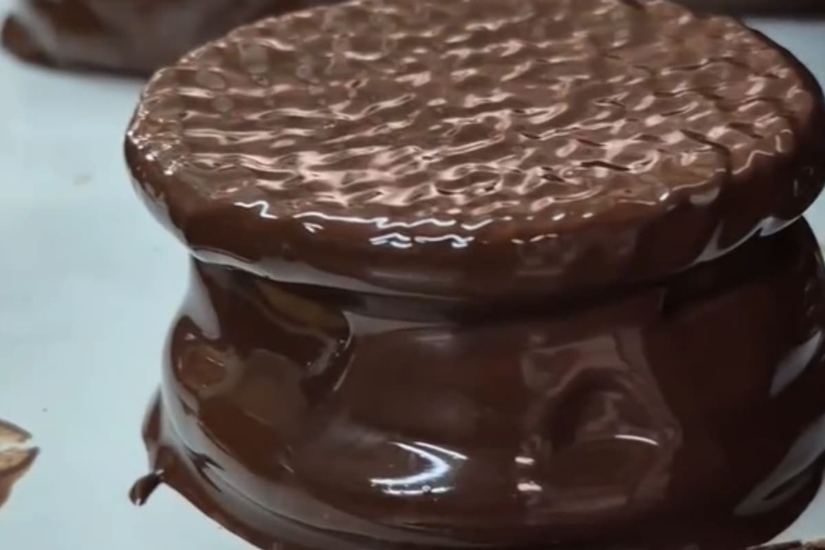 El alfajor con "relleno generoso de dulce de leche" bañado con cacao al 70% de La Olla de Cobre, de San Antonio de Areco