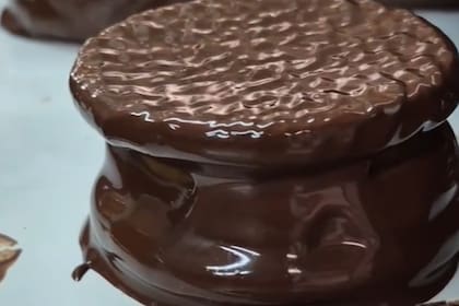 El alfajor con "relleno generoso de dulce de leche" bañado con cacao al 70% de La Olla de Cobre, de San Antonio de Areco