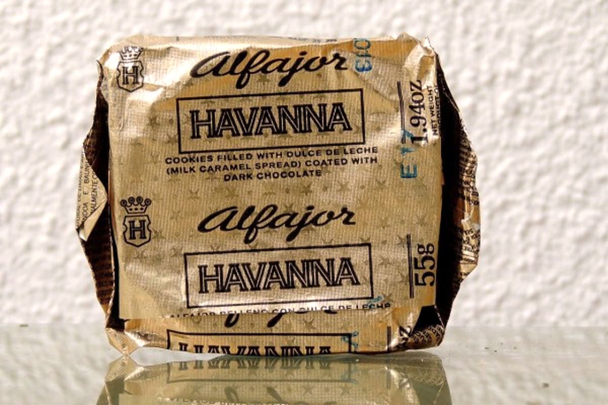 El alfajor de chocolate, emblema de la marca.