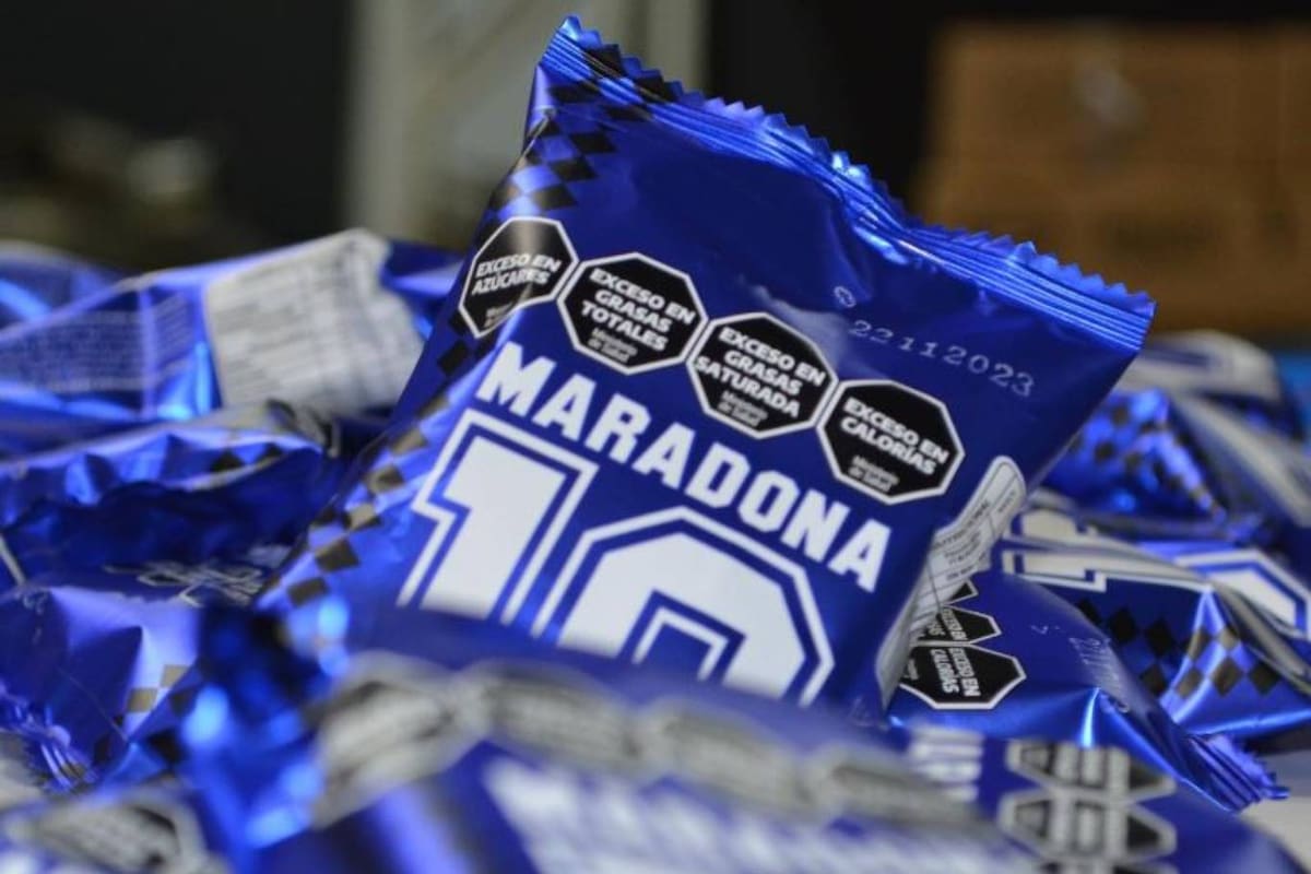 El alfajor de Maradona se realiza en Florencio Varela y fue presentado oficialmente en Villa Fiorito, el lugar donde nació y creció el Diez