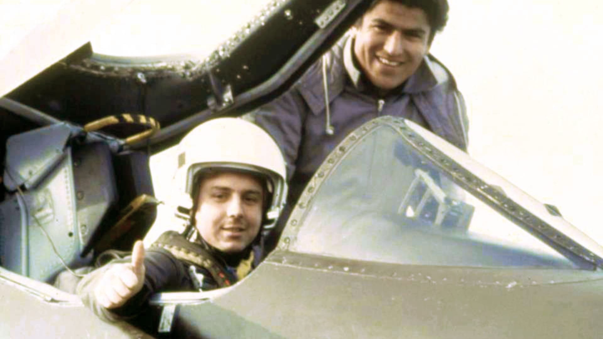 El alférez Guillermo Dellepiane, pulgar hacia arriba en la cabina de su Skyhawk junto a un mecánico del Grupo 5. (Guillermo Dellepiane).
