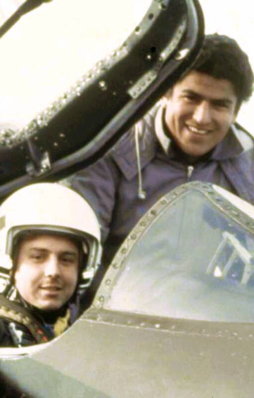 El alférez Guillermo Dellepiane, pulgar hacia arriba en la cabina de su Skyhawk junto a un mecánico del Grupo 5. (Guillermo Dellepiane).