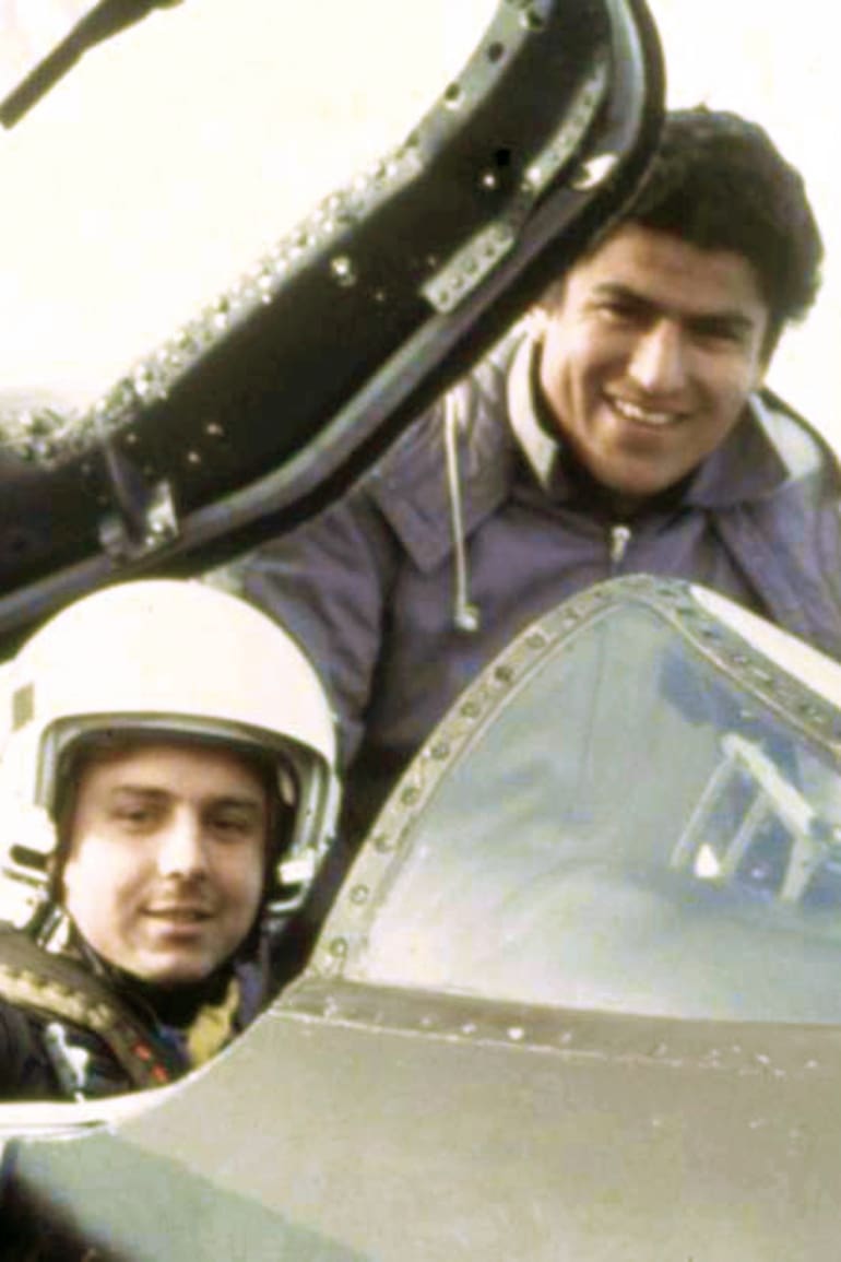 El alférez Guillermo Dellepiane, pulgar hacia arriba en la cabina de su Skyhawk junto a un mecánico del Grupo 5. (Guillermo Dellepiane).