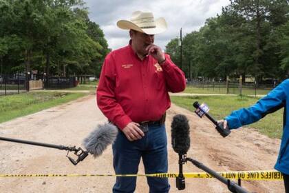 El alguacil del condado de Cleveland, en el estado de Texas, da declaraciones sobre el tiroteo masivo