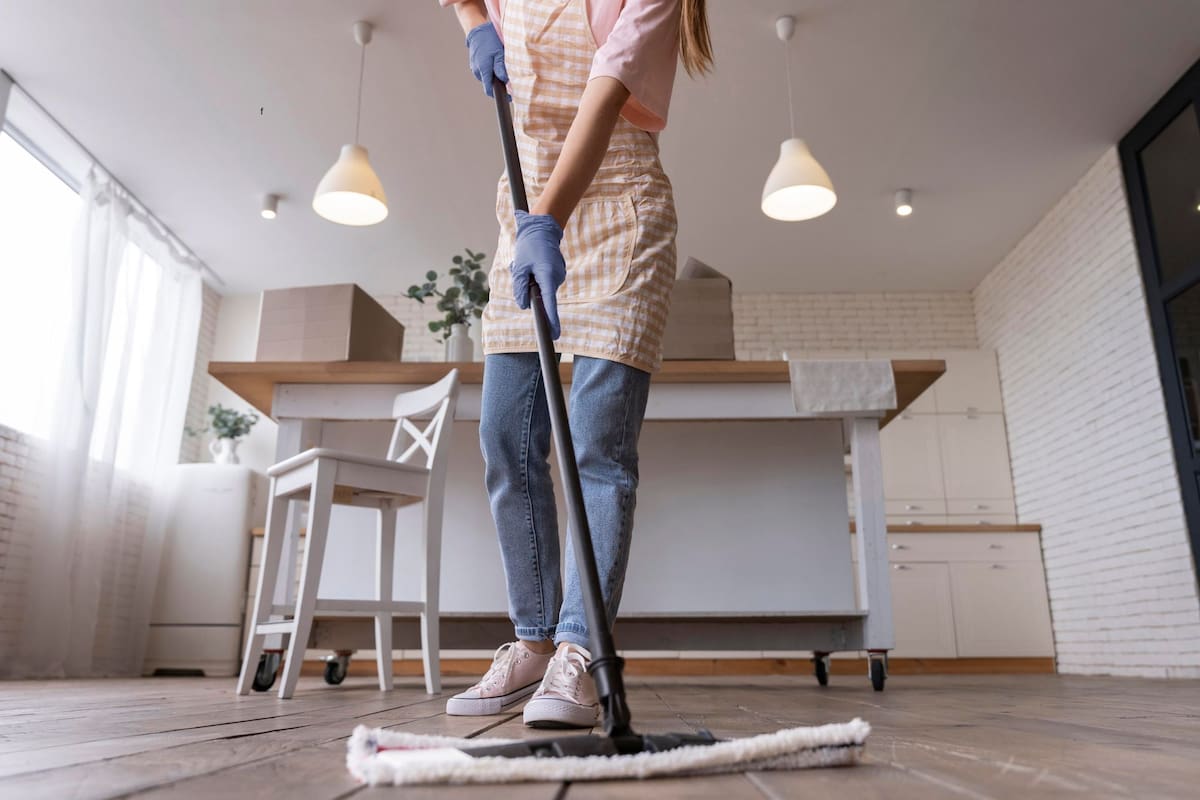 El aliado inesperado para limpiar pisos: por qué usar vinagre