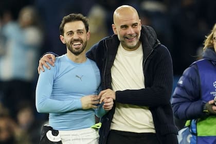 El alivio en la caras de Pep Guardiola y Bernardo Silva, tras la clasificación de Manchester City a los playoffs de la Champions League
