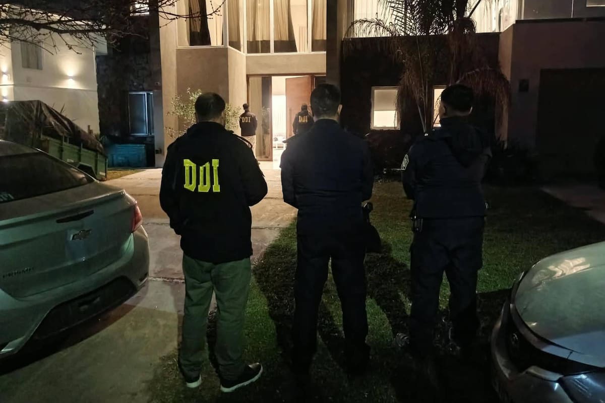 El allanamiento a la vivienda de L-Gante ante una denuncia por amenazas.