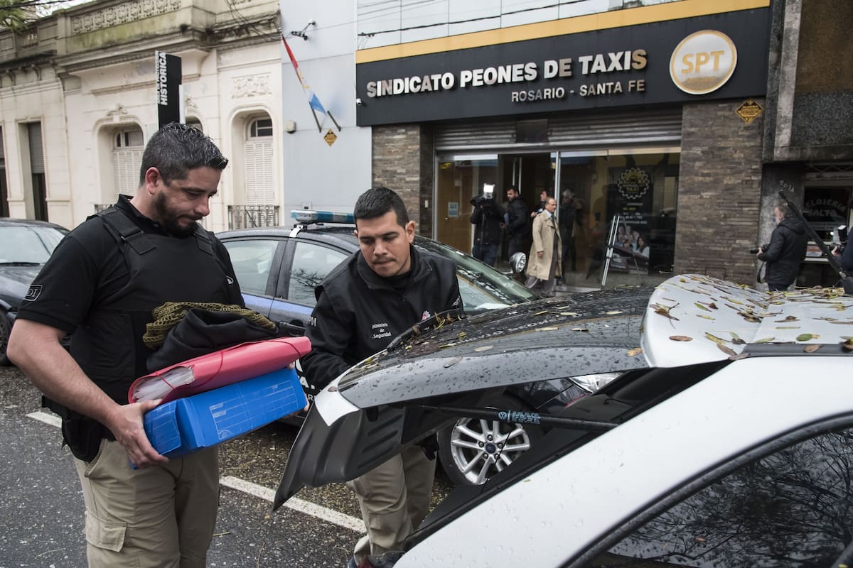 El allanamiento, ayer, en la sede gremial de los taxistas