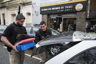 Allanaron la sede de los taxistas e investigan la vida de lujo de su jefe