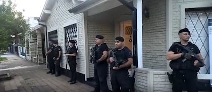 El allanamiento de la policía bonaerense en la casa del alumno investigado