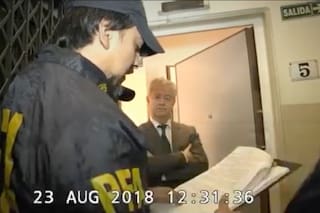 Mostraron imágenes del allanamiento al departamento de Cristina en Recoleta: tenía un vestidor blindado