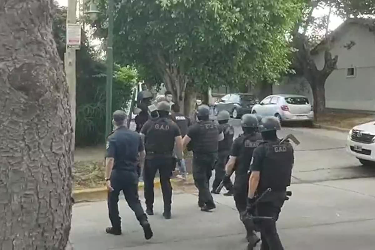 El allanamiento en la casa del adolescente acusado de las amenazas de bomba al colegio Riverside
