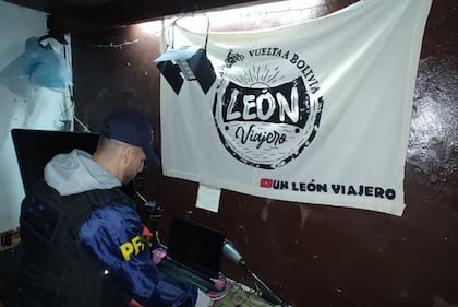 El allanamiento estuvo a cargo de personal especializado de la Policía Federal Argentina (PFA)