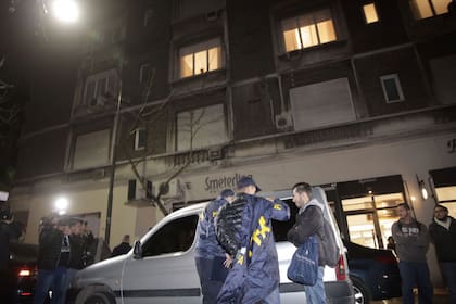 Oficiales de la Policía Federal, ayer, durante el operativo en el edificio en el que vive Cristina Kirchner