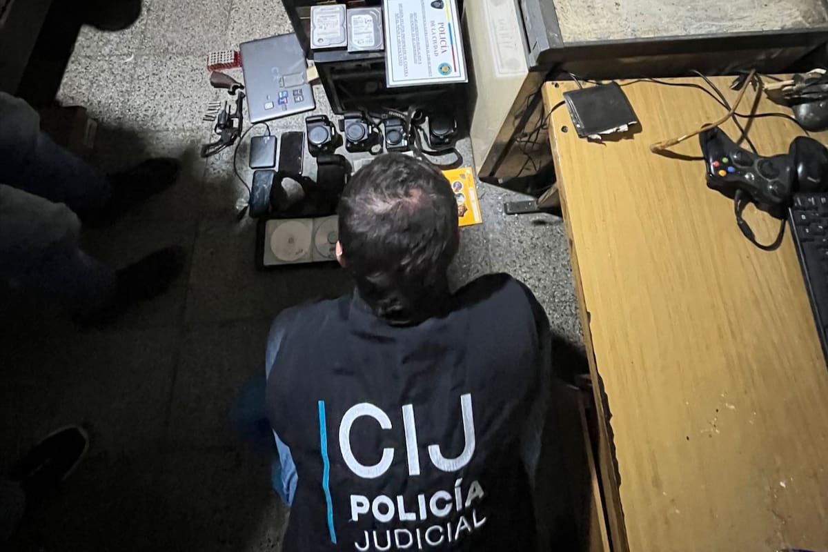 El allanamiento que permitió la detención de un maestro acusado de acosar sexualmente a sus alumnos en una escuela de Belgrano