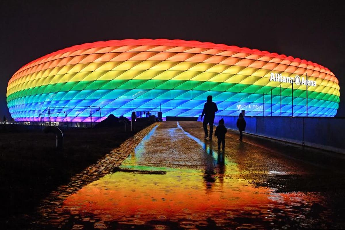 El Allianz Arena, de Munich, en 2016, cuando por última vez se iluminó con los colores del arcoíris: ahora, un político alemán pidió que se repita la situación en contra del gobierno de ultraderecha de Hungría
