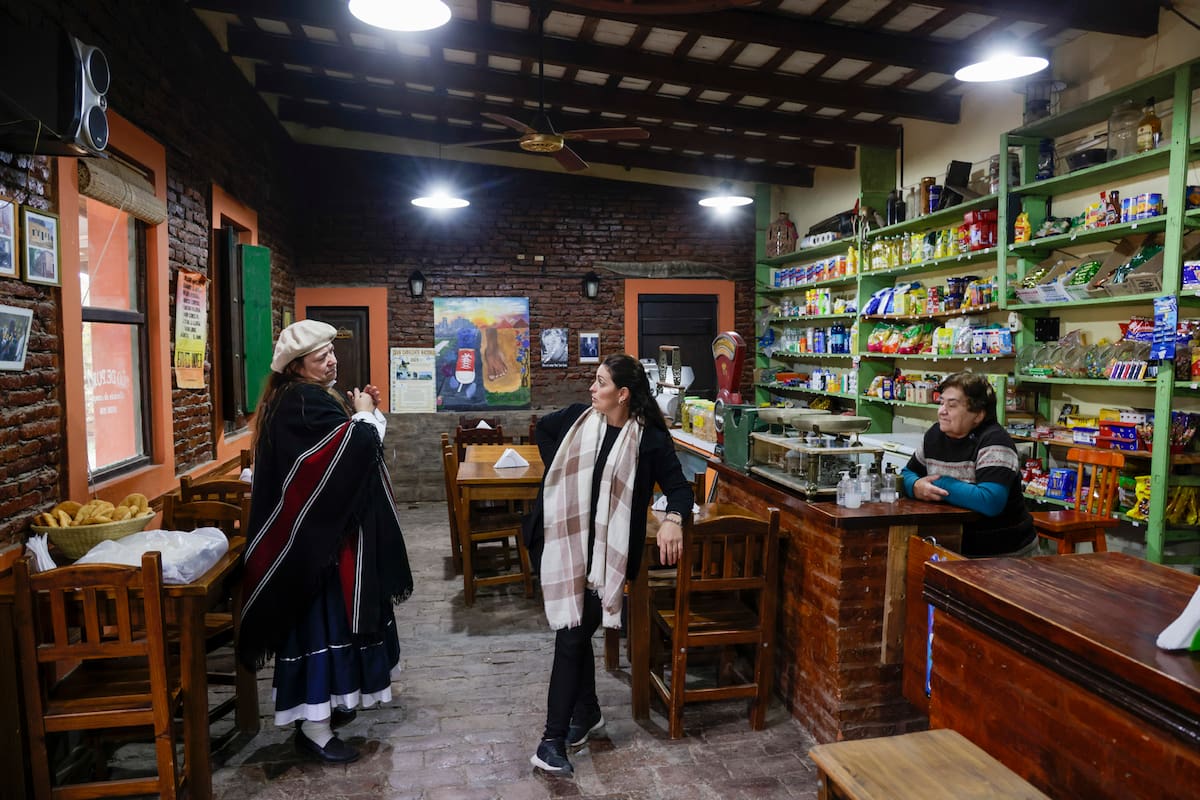 El Almacén de Puri, con palenque en la puerta y ladrillos a la vista, sirve picadas, empanadas, pizzas y otros platos por encargo, además de vender los productos típicos de almacén