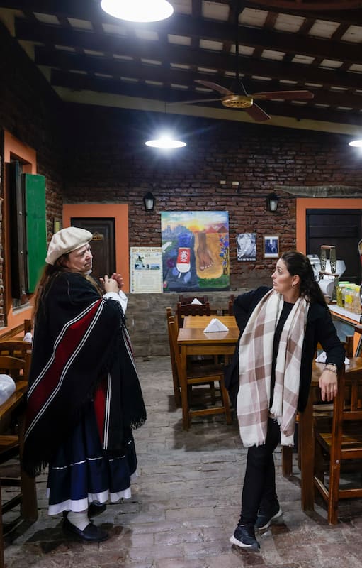 El Almacén de Puri, con palenque en la puerta y ladrillos a la vista, sirve picadas, empanadas, pizzas y otros platos por encargo, además de vender los productos típicos de almacén