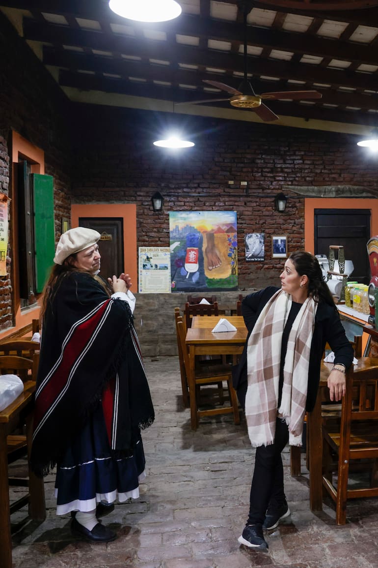 El Almacén de Puri, con palenque en la puerta y ladrillos a la vista, sirve picadas, empanadas, pizzas y otros platos por encargo, además de vender los productos típicos de almacén