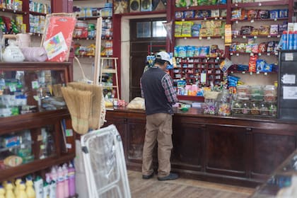 El almacén es enorme y se puede comprar de todo. De cebollas a botas de lluvia; de tornillos a golosinas.