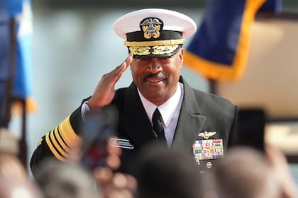 El almirante de la Marina Alvin Holsey saluda al abandonar el escenario al final de una ceremonia de entrega de mando y retiro, en el Comando Sur de EEUU, el 12 de diciembre de 2025, en Doral, Florida.