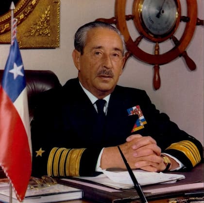 El almirante José Toribio Merino, abiertamente anticomunista y antiargentino, articuló la ayuda chilena al Reino Unido