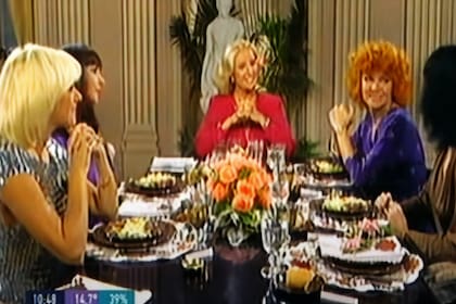El almuerzo emblemático de "la guerra de las vedettes" en la mesa de Mirtha Legrand, en 1980; Zulma Faiad y Ethel Rojo, a ambos lados de la conductora