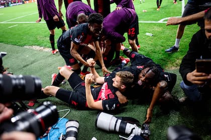 El alocado festejo de Josip Stanisic tras anotar el 2-2 de Bayer Leverkusen ante la Roma, por las semifinales de la Europa League