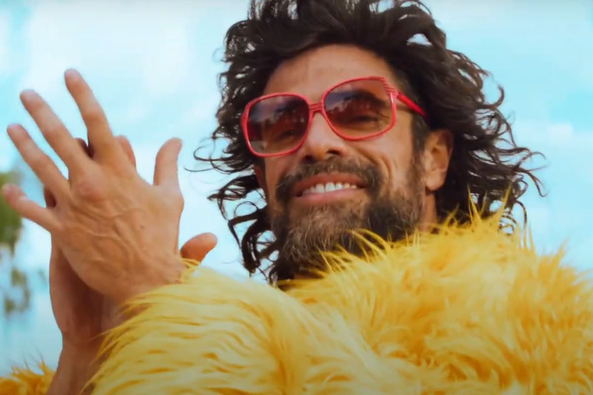 El alocado look de Luciano Castro en el videoclip de Flor Vigna revolucionó las redes