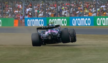 El Alpine A526 flota sobre el pasto de Silverstone, descontrolado, en la Q1; se le acaba la prueba de clasificación a Colapinto.