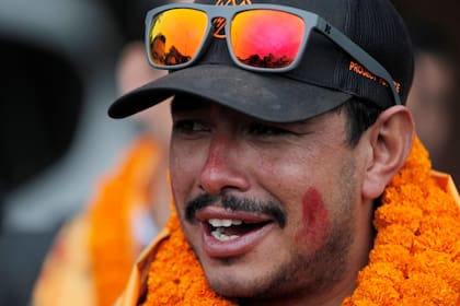 El alpinista nepalí Nirmal Purja en Katmandú en 2019 (AP Foto/Niranjan Shrestha, archivo)